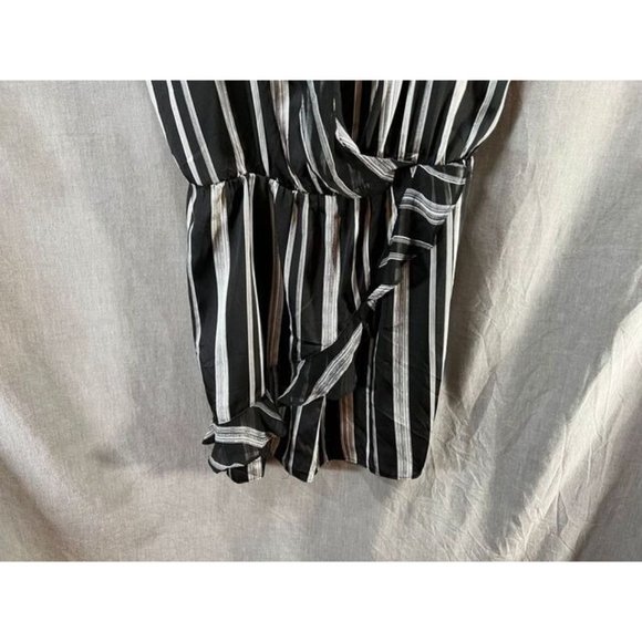 BCBGeneration Shirt Women Medium Black White Striped Sleeveless Pullover Ladies. - Picture 3 of 8